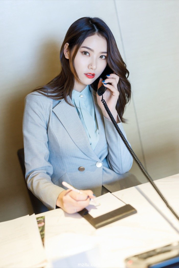 颜值气质一流的性感高挑美女秘书方子萱