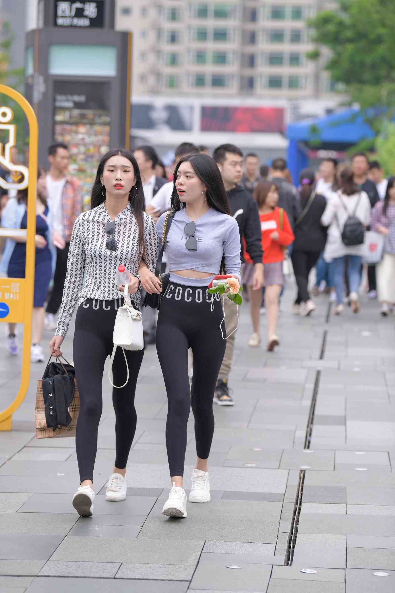 图片[1]-【免费】逛街的两个瑜伽裤姑娘【40P】04030-发街拍