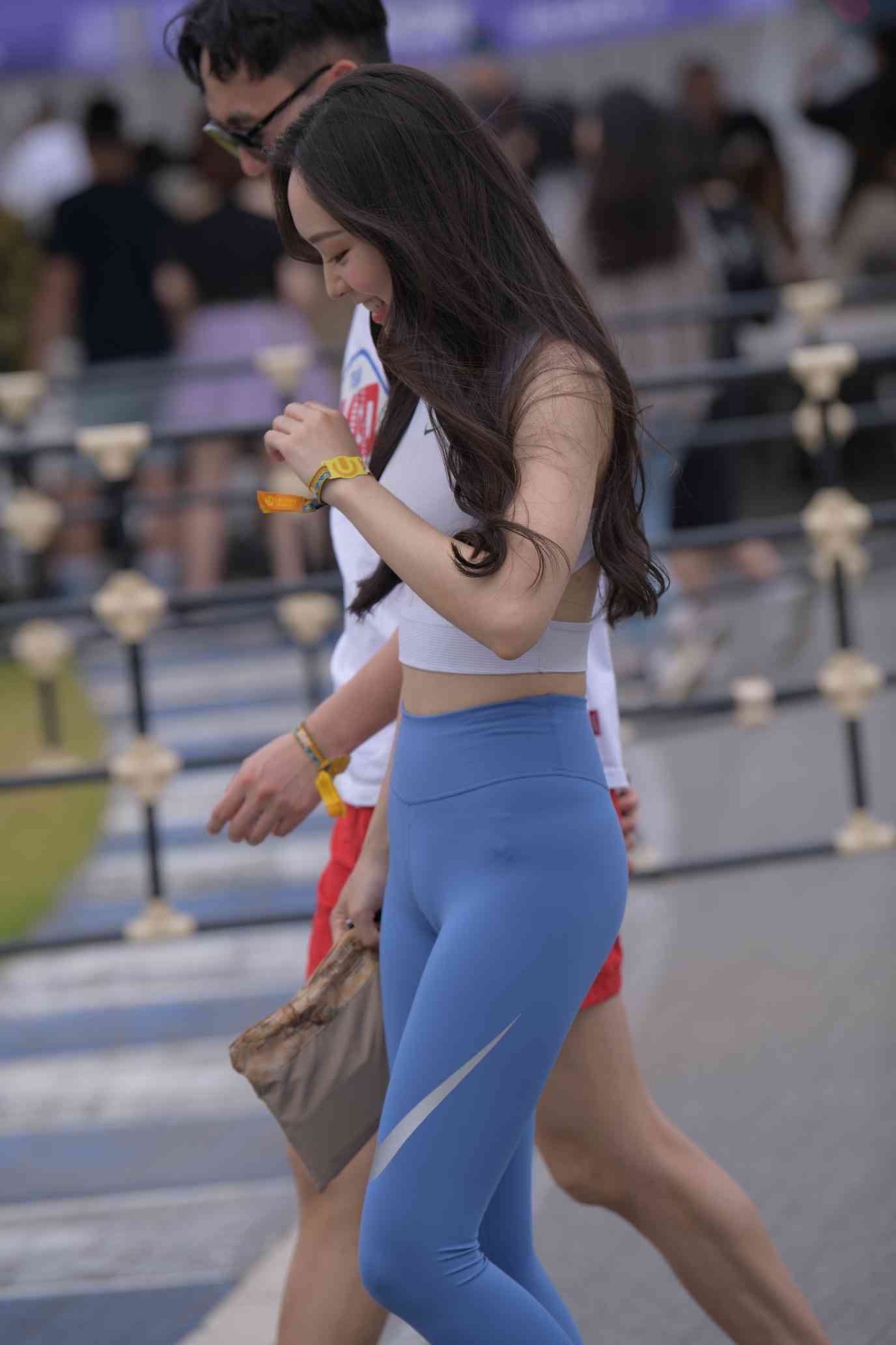 图片[1]-陪男朋友逛街的瑜伽裤女孩【74P】04034-发街拍