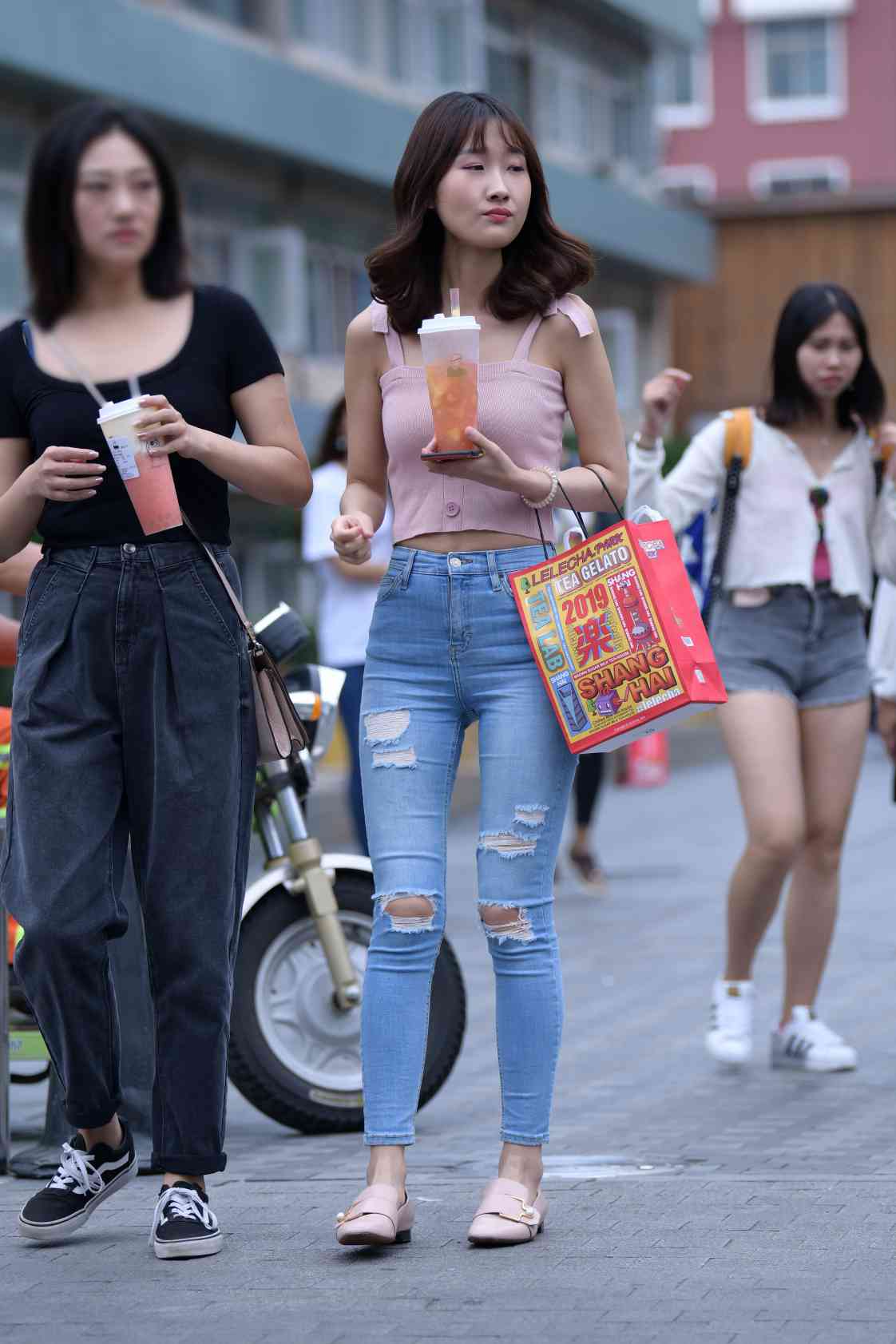 图片[2]-【免费】紧身牛仔裤女生【18P】04014-发街拍