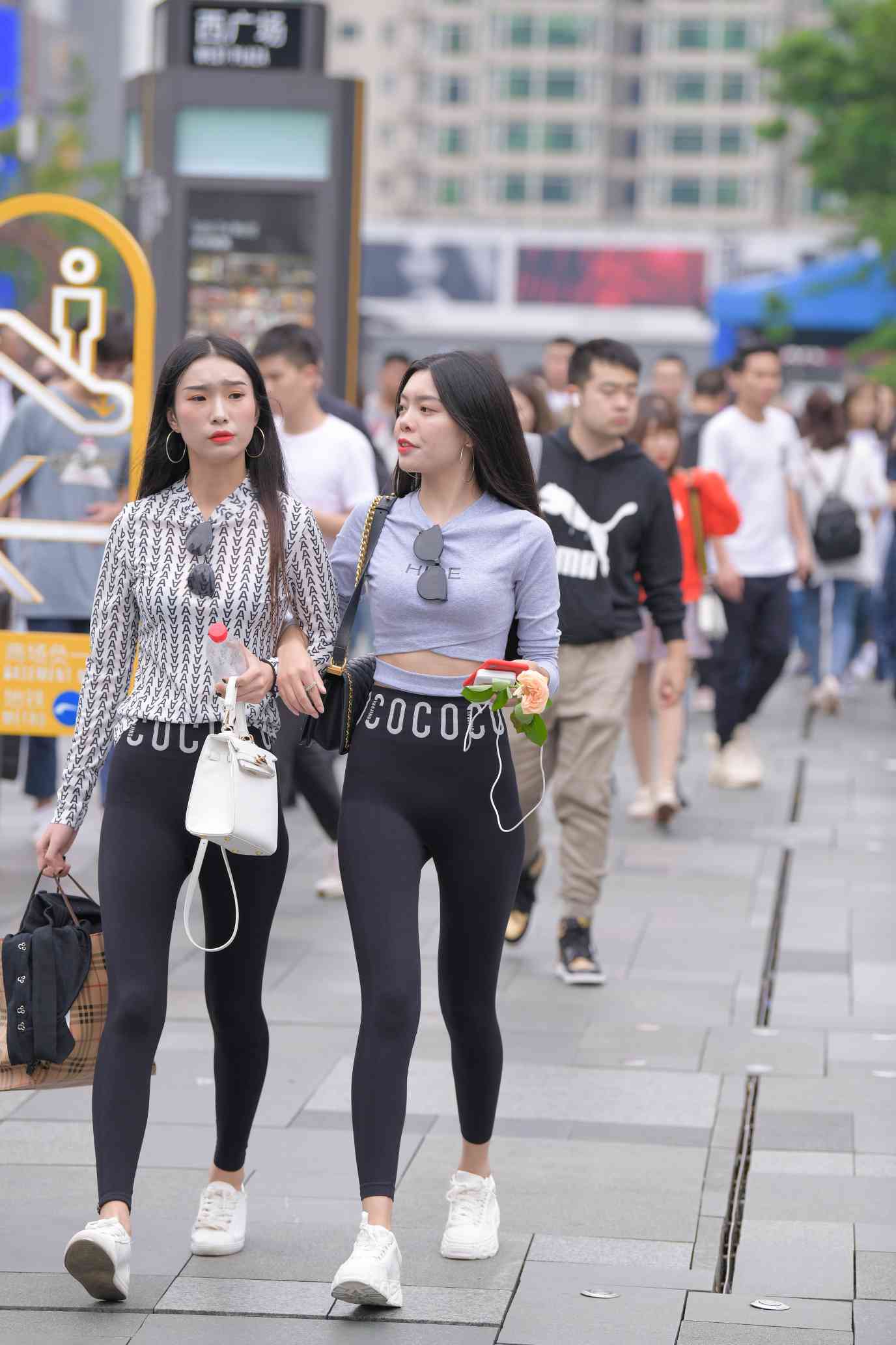 图片[2]-【免费】逛街的两个瑜伽裤姑娘【40P】04030-发街拍