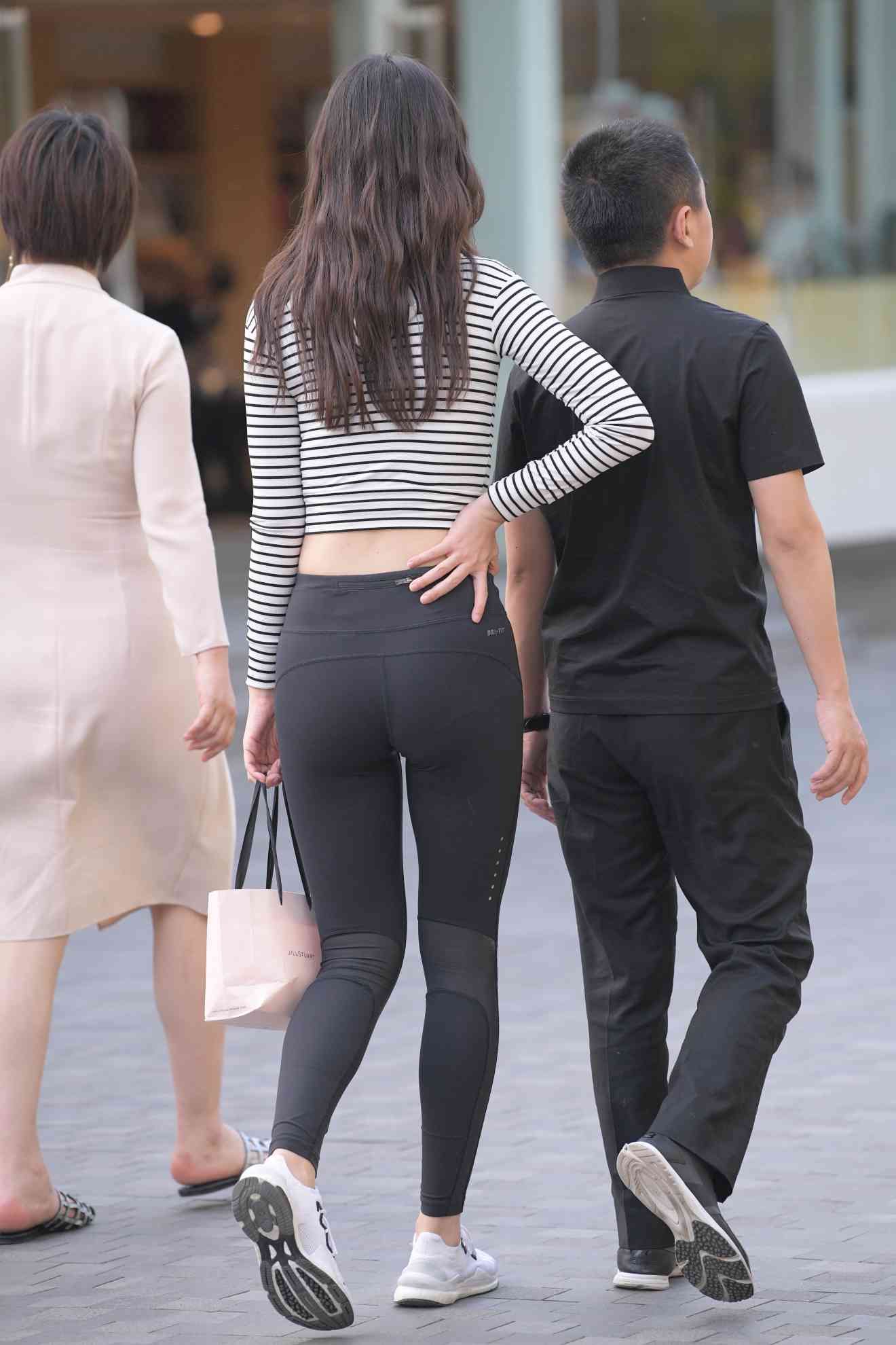 图片[3]-【免费】逛街的瑜伽裤女人【23P】04033-发街拍