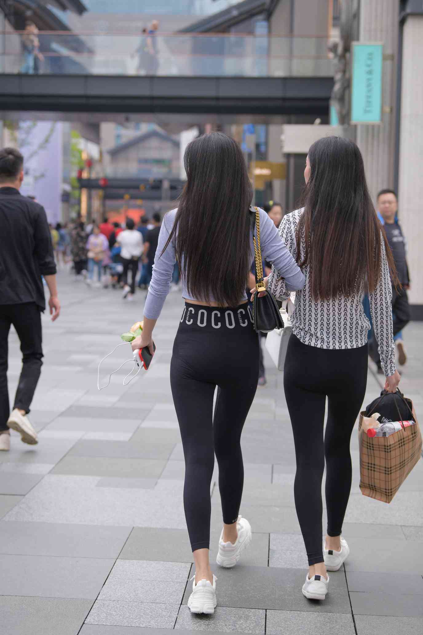 图片[3]-【免费】逛街的两个瑜伽裤姑娘【40P】04030-发街拍