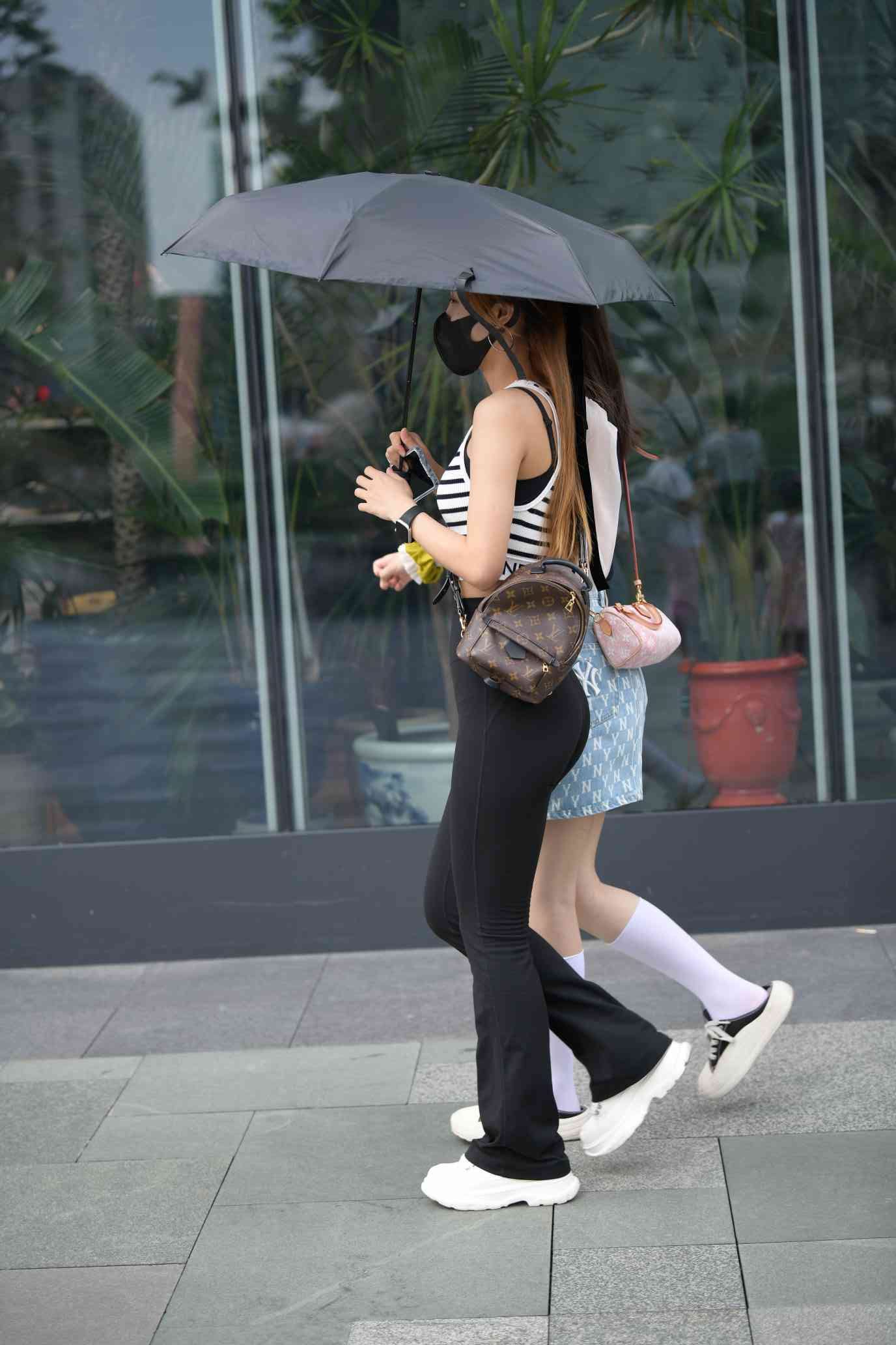 图片[2]-打伞的瑜伽裤姑娘【93P】04032-发街拍