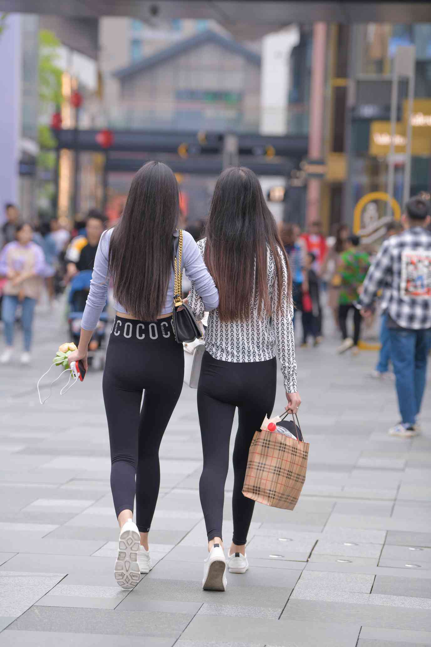 图片[4]-【免费】逛街的两个瑜伽裤姑娘【40P】04030-发街拍