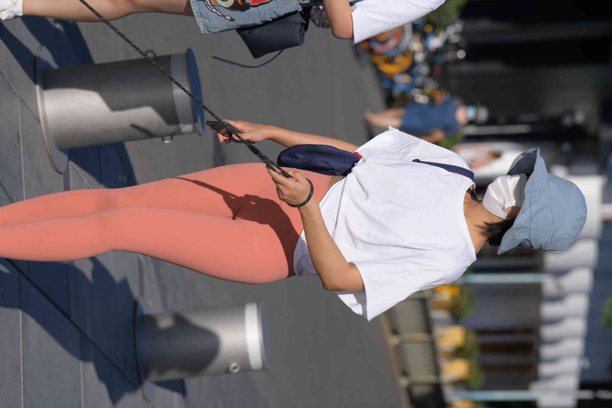 图片[3]-【免费】遛狗的瑜伽裤女人【60P】04031-发街拍