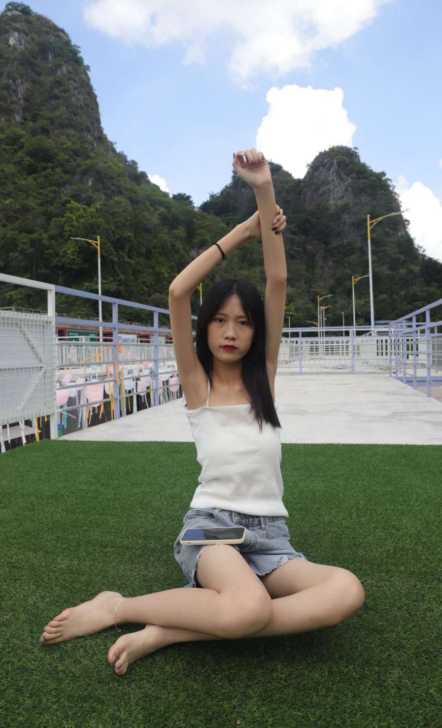 图片[3]-坐在草地上的长发女孩【172P】20012-发街拍