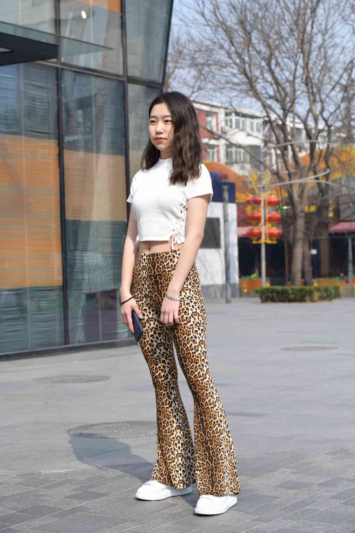 图片[1]-豹纹紧身裤小姑娘【339P】04026-发街拍