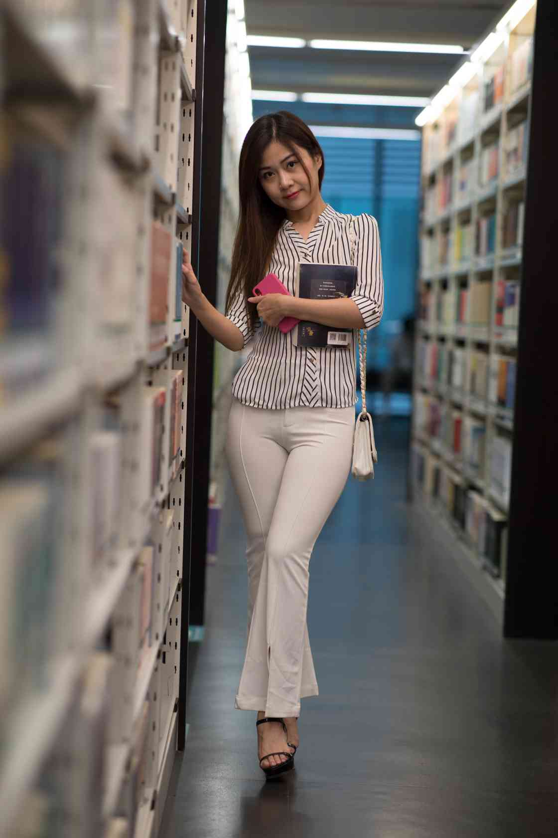 图片[5]-逛书店的白色紧身裤女孩【450P】04040-发街拍