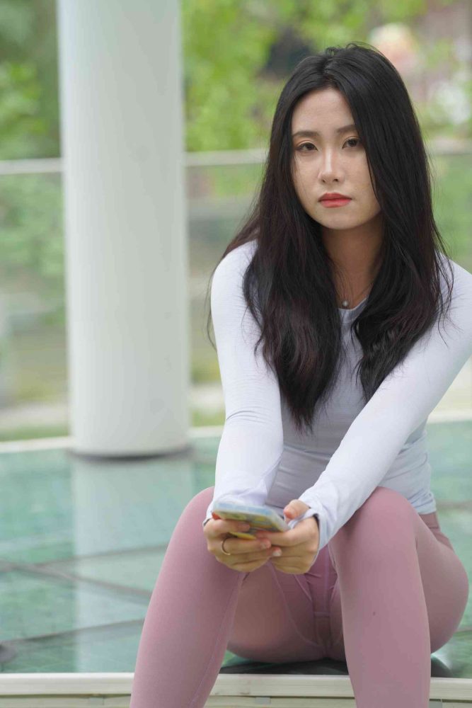 图片[2]-坐在草地玩手机的瑜伽姑娘【733P】04012-发街拍