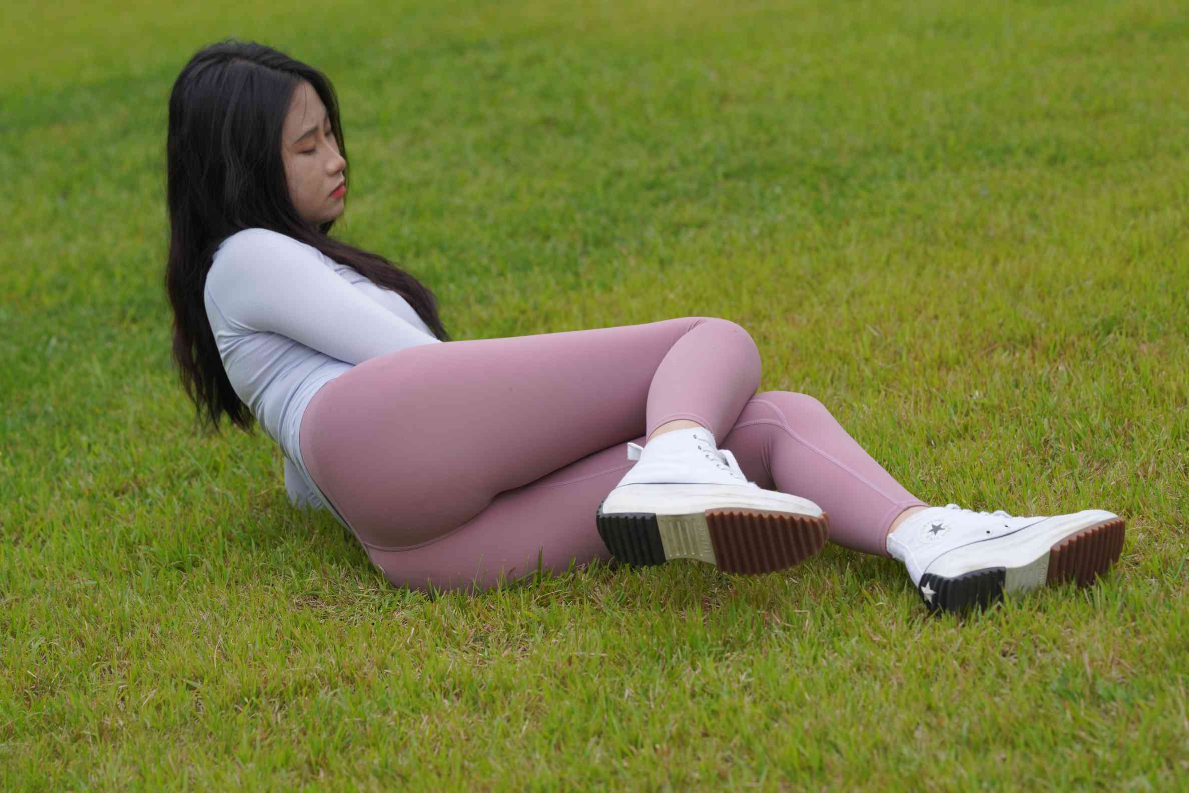 图片[4]-坐在草地玩手机的瑜伽姑娘【733P】04012-发街拍