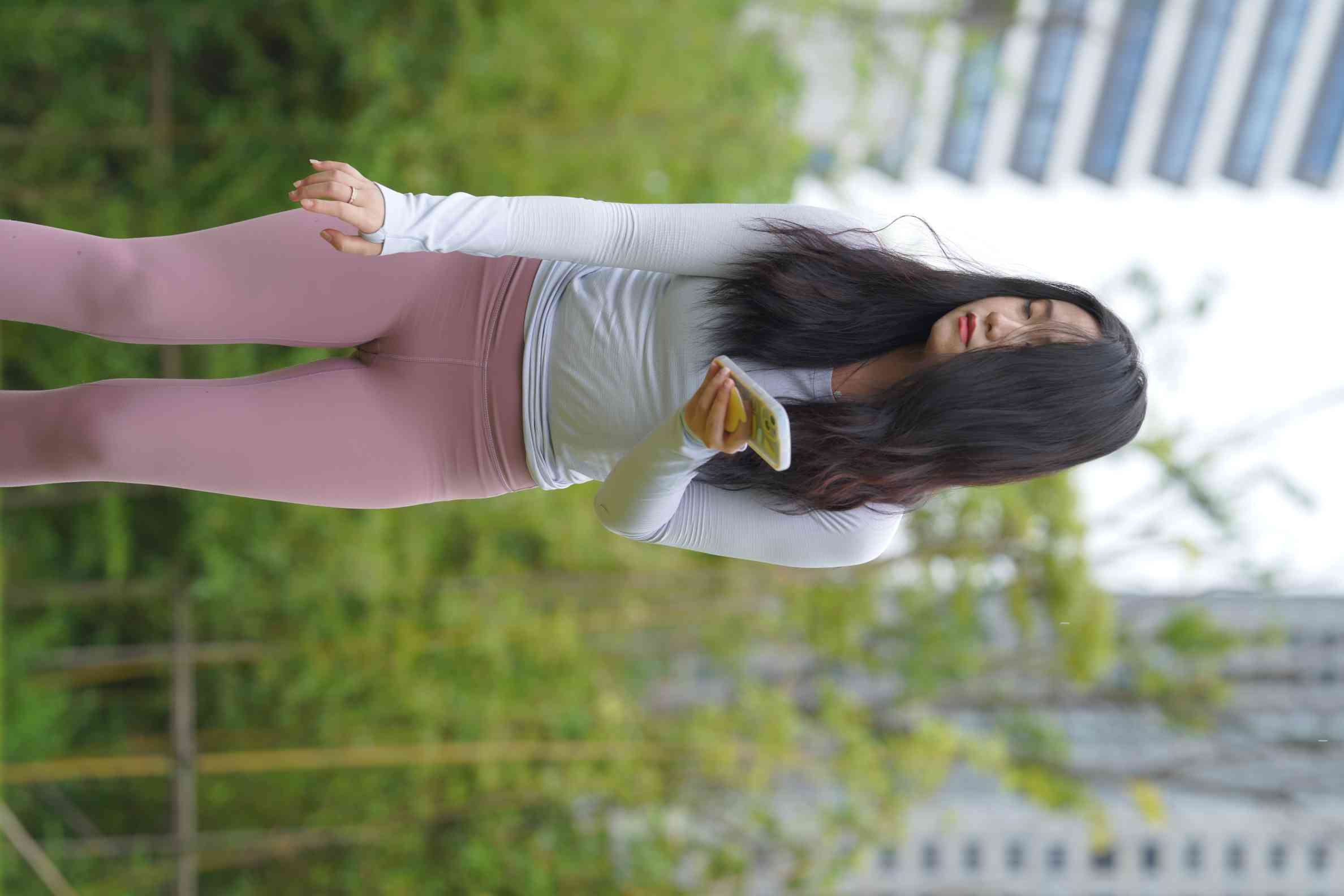 图片[5]-坐在草地玩手机的瑜伽姑娘【733P】04012-发街拍