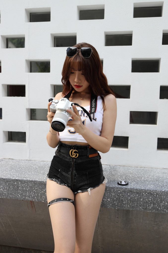 图片[4]-在户外玩单反相机的牛仔热裤女孩【450MB】00032-发街拍