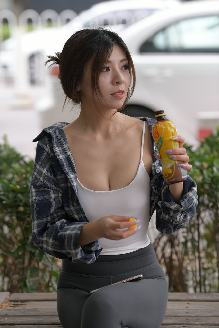 图片[1]-喝饮料的瑜伽裤女孩J2242 383P1V-17.5GB-发街拍