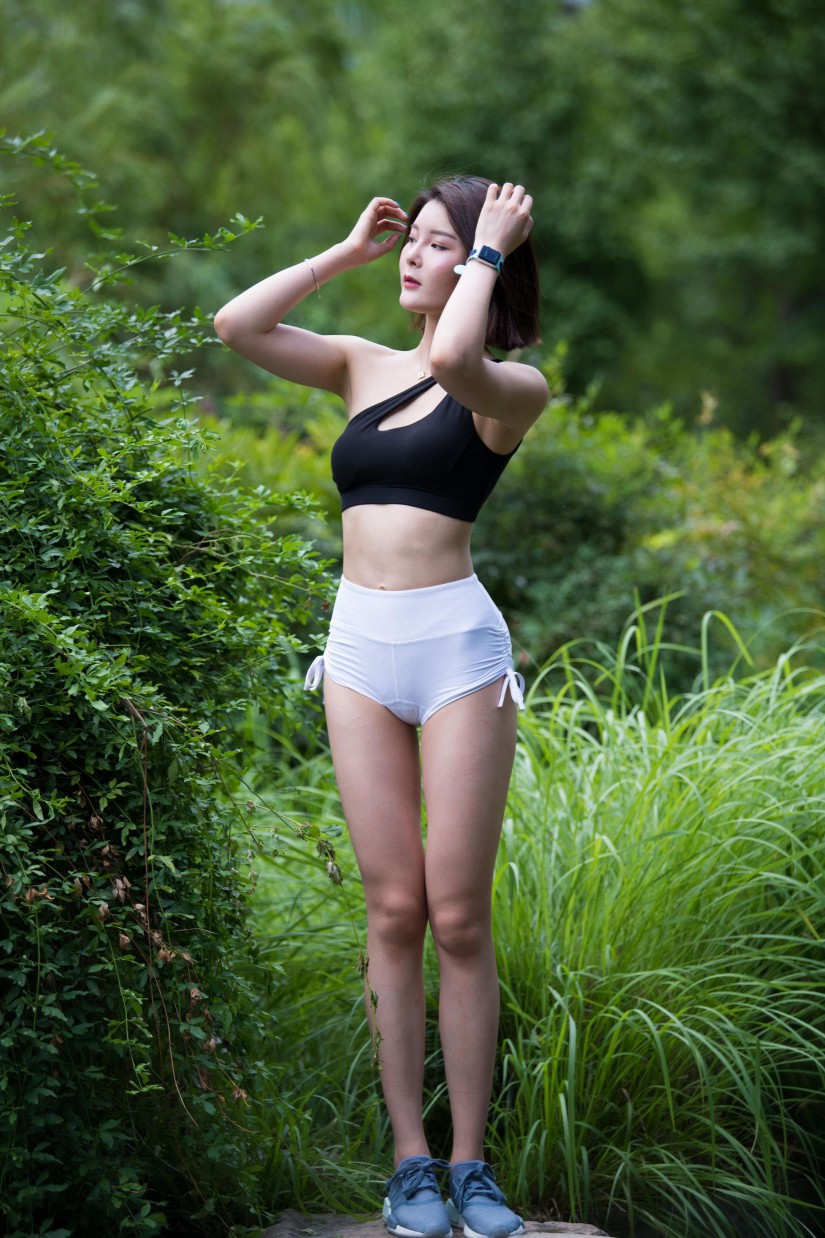 图片[5]-在户外玩耍的白色短裤漂亮姑娘【239P】00061-发街拍