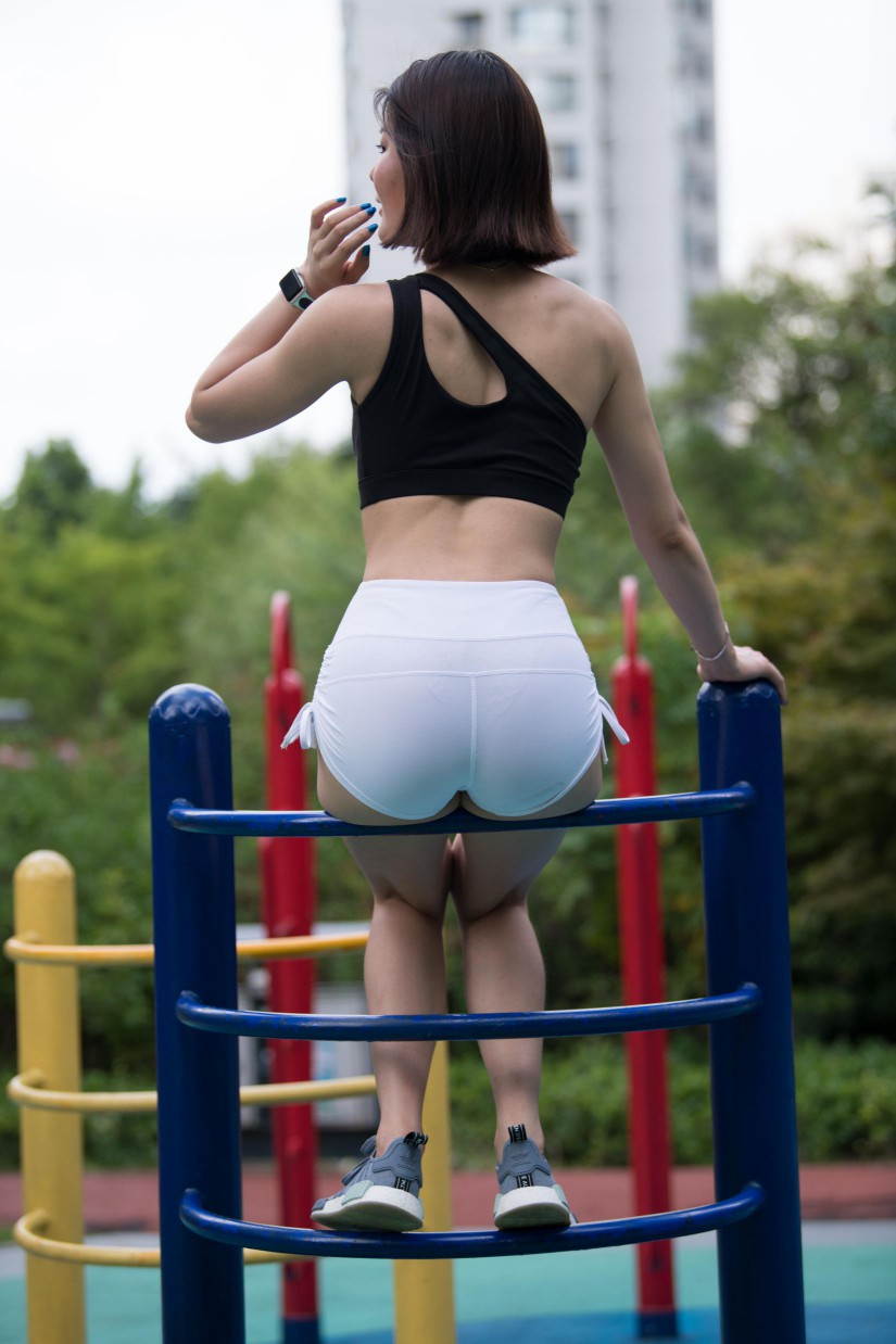 图片[6]-在户外玩耍的白色短裤漂亮姑娘【239P】00061-发街拍