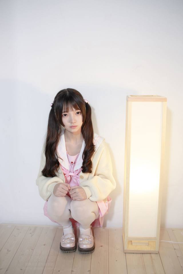 图片[2]-好像有什么心事的白丝双马尾女孩【59P】20022-发街拍