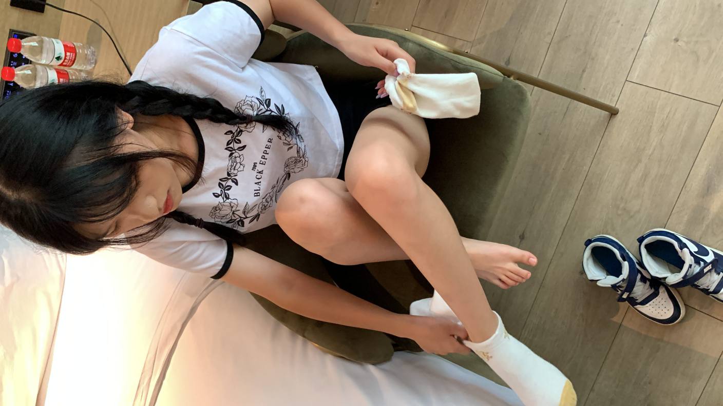 图片[2]-调皮的白袜女孩【149P】20017-发街拍