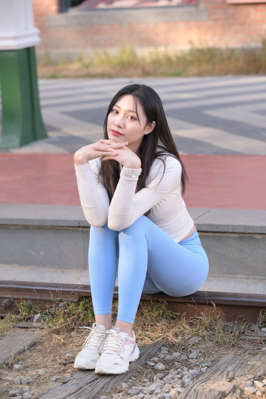 图片[2]-在路边休息的瑜伽裤女孩 J3435 558P-10.8GB-发街拍