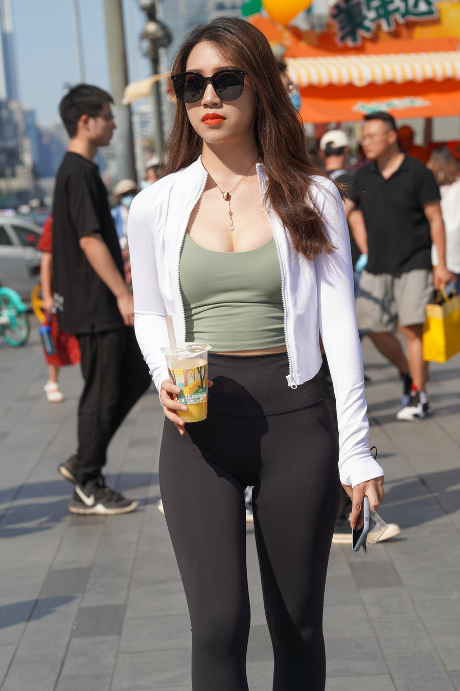 图片[1]-戴墨镜逛街的瑜伽裤女孩 J2859 368P6V-22.8GB-发街拍
