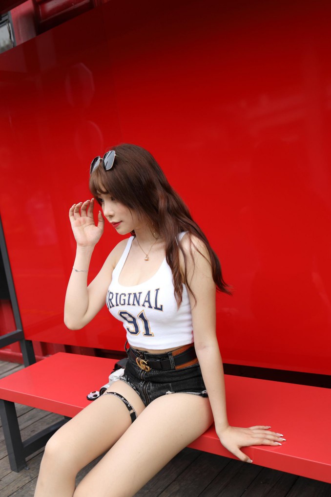 图片[5]-在户外玩单反相机的牛仔热裤女孩【450MB】00032-发街拍