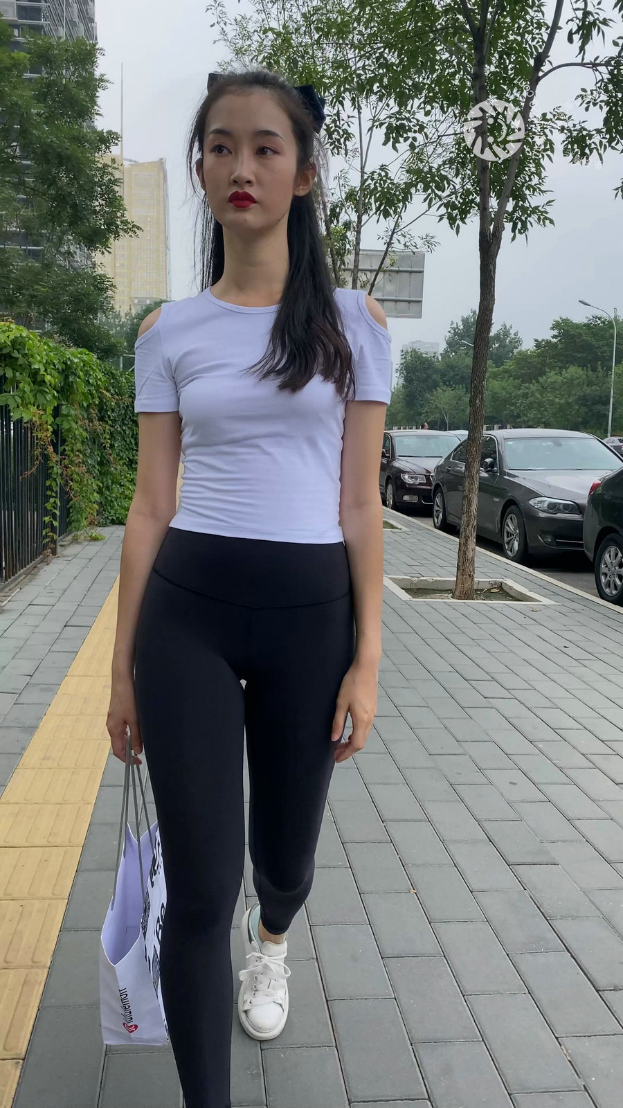 图片[1]-黑色瑜伽裤逛街的女孩J4000 MP4-7.76GB-发街拍