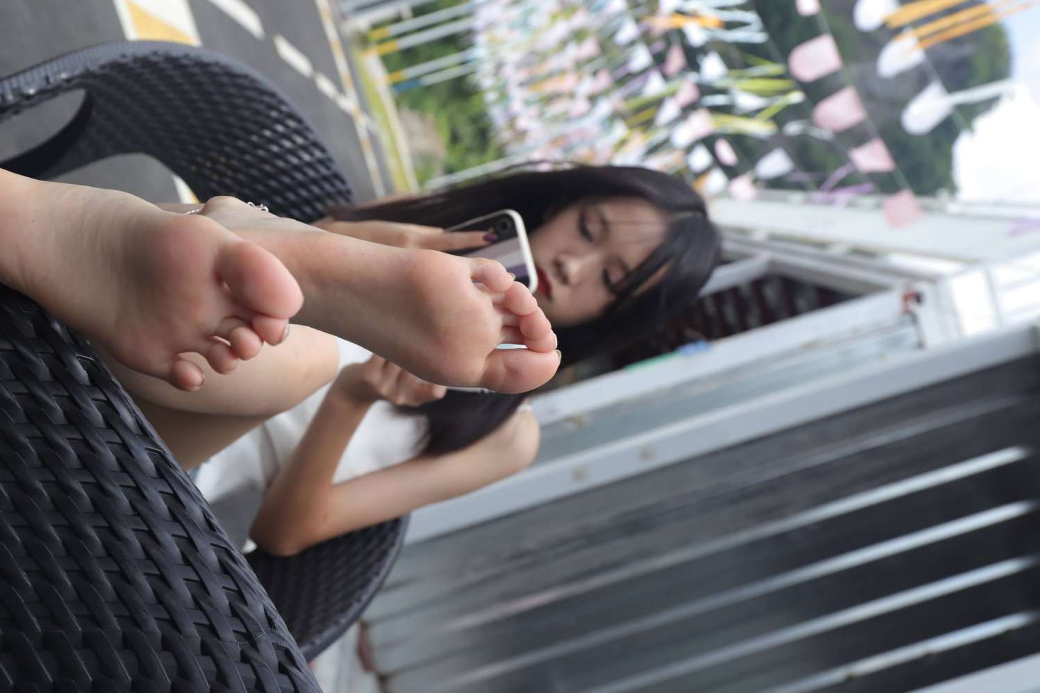 图片[2]-坐在草地上的长发女孩【172P】20012-发街拍