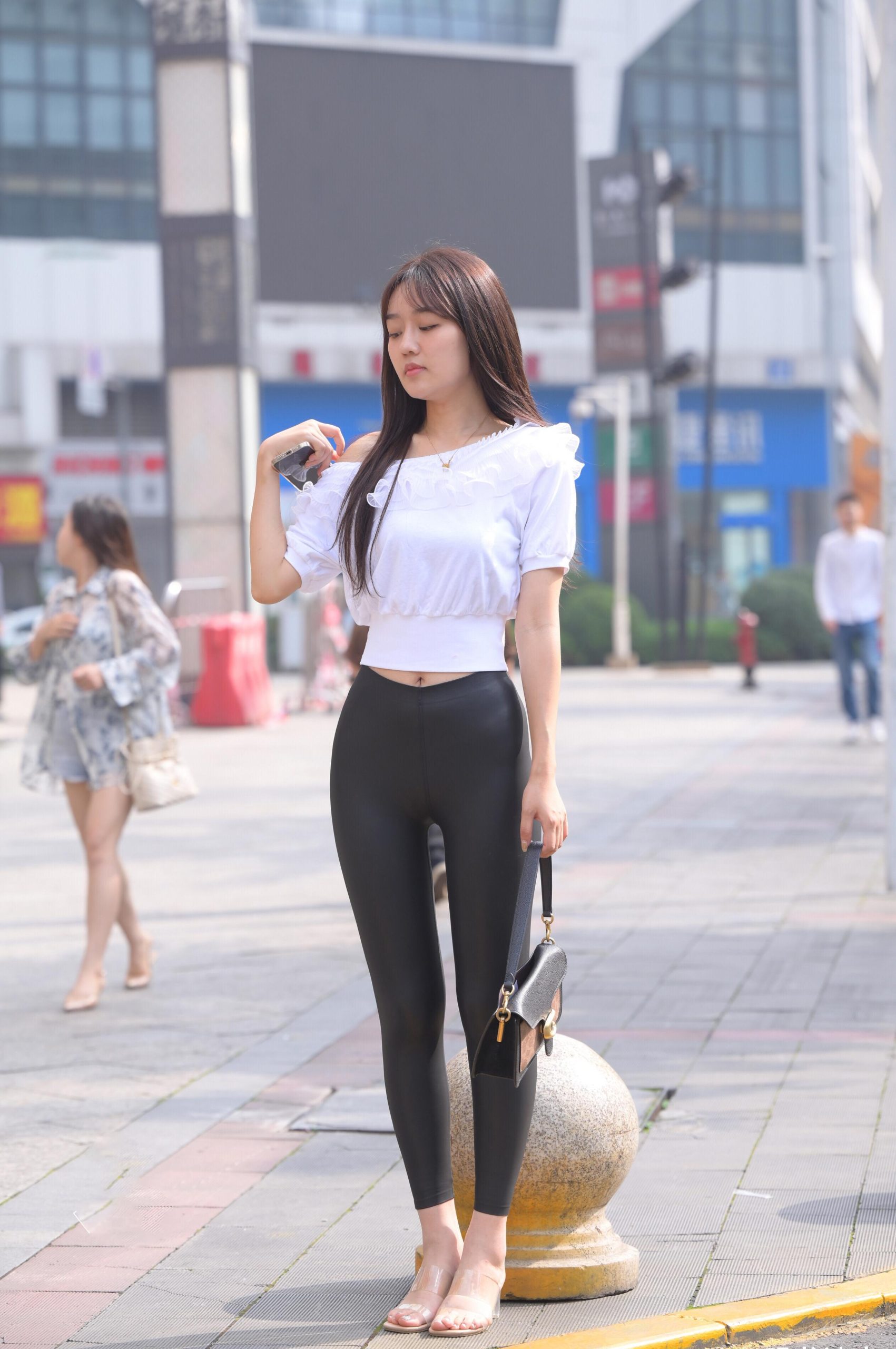 图片[4]-笑容非常甜美且治愈的皮裤女孩 J1945 751P1V-22.1GB-发街拍