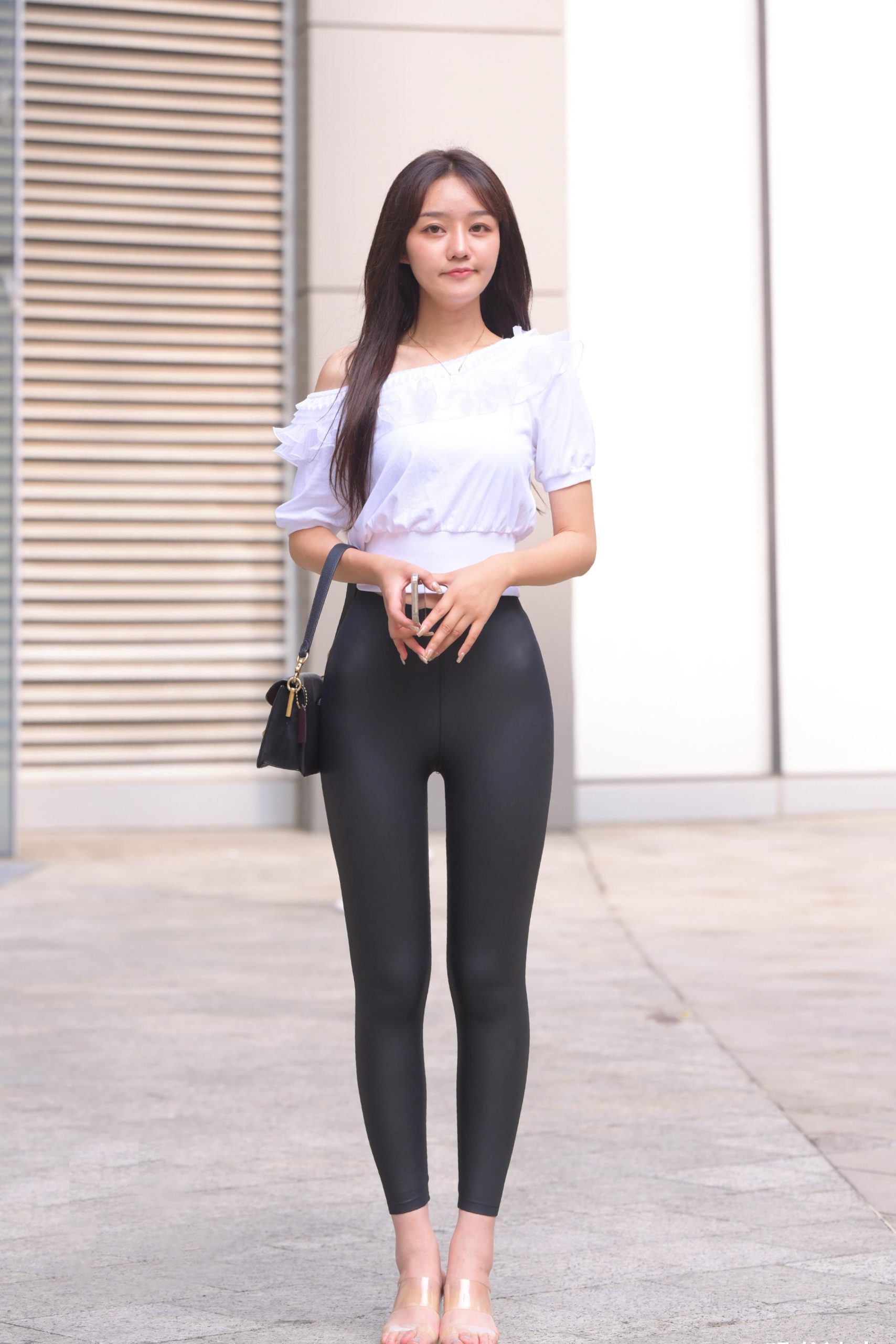 图片[2]-笑容非常甜美且治愈的皮裤女孩 J1945 751P1V-22.1GB-发街拍