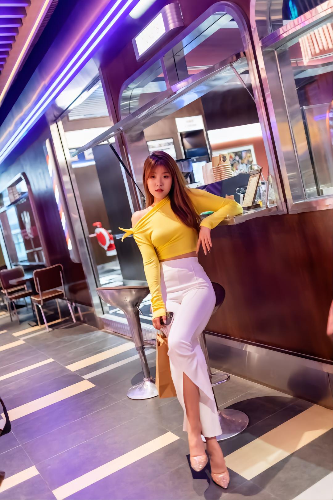 图片[2]-白色紧身牛仔喇叭裤女孩 J1568 428P2V-19.6GB-发街拍