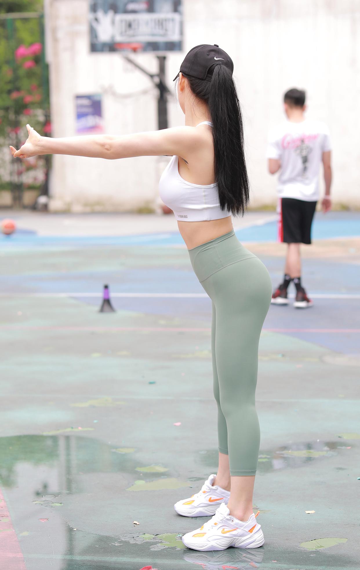 图片[1]-打扮很休闲的瑜伽裤女孩 J1600 415P3V-10.4GB-发街拍