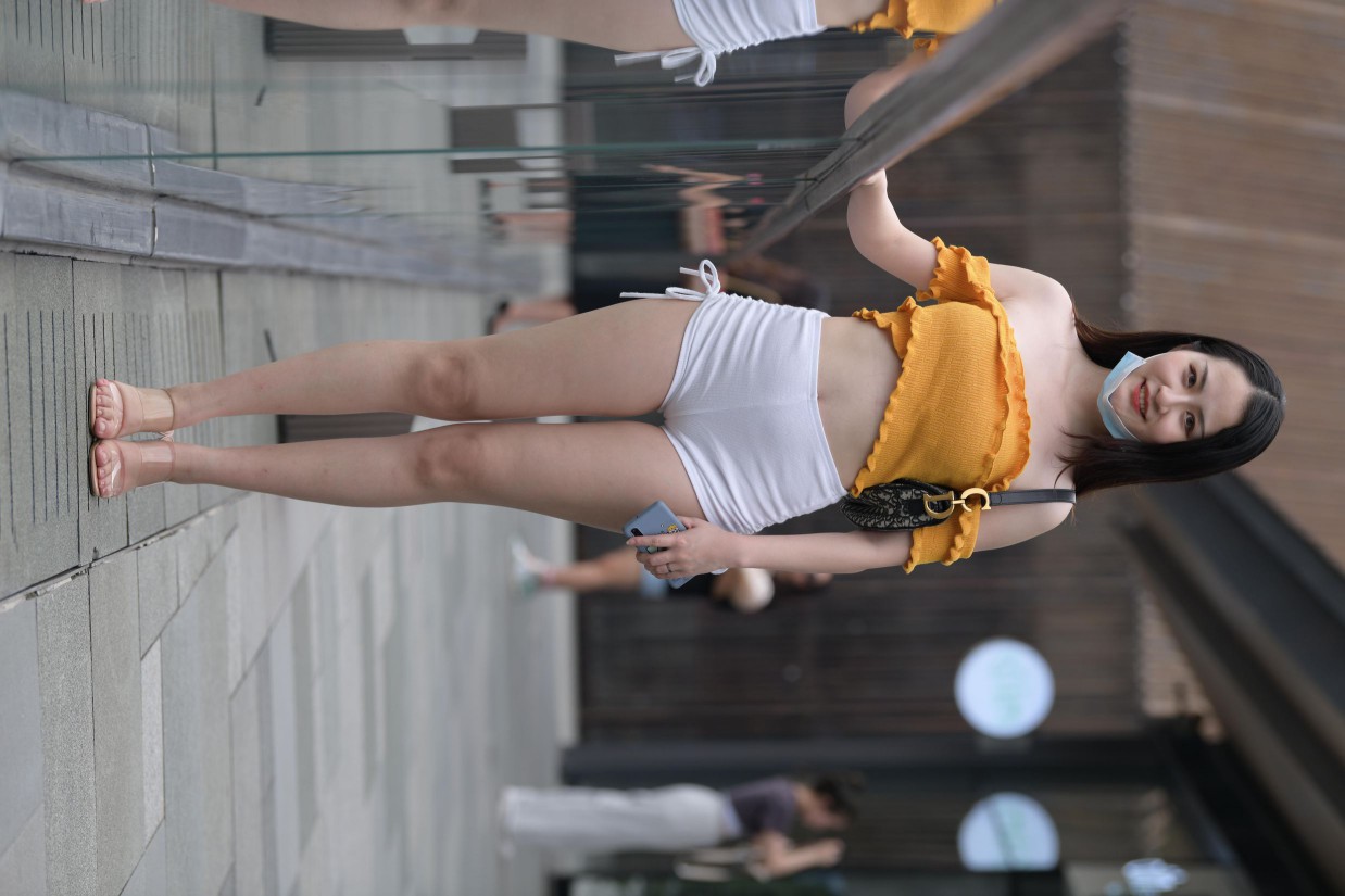 图片[2]-高腰白色短裤的漂亮女孩【767P】00065-发街拍