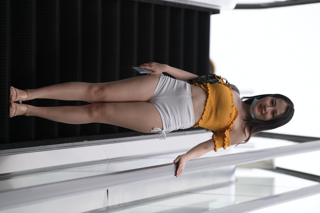 图片[4]-高腰白色短裤的漂亮女孩【767P】00065-发街拍