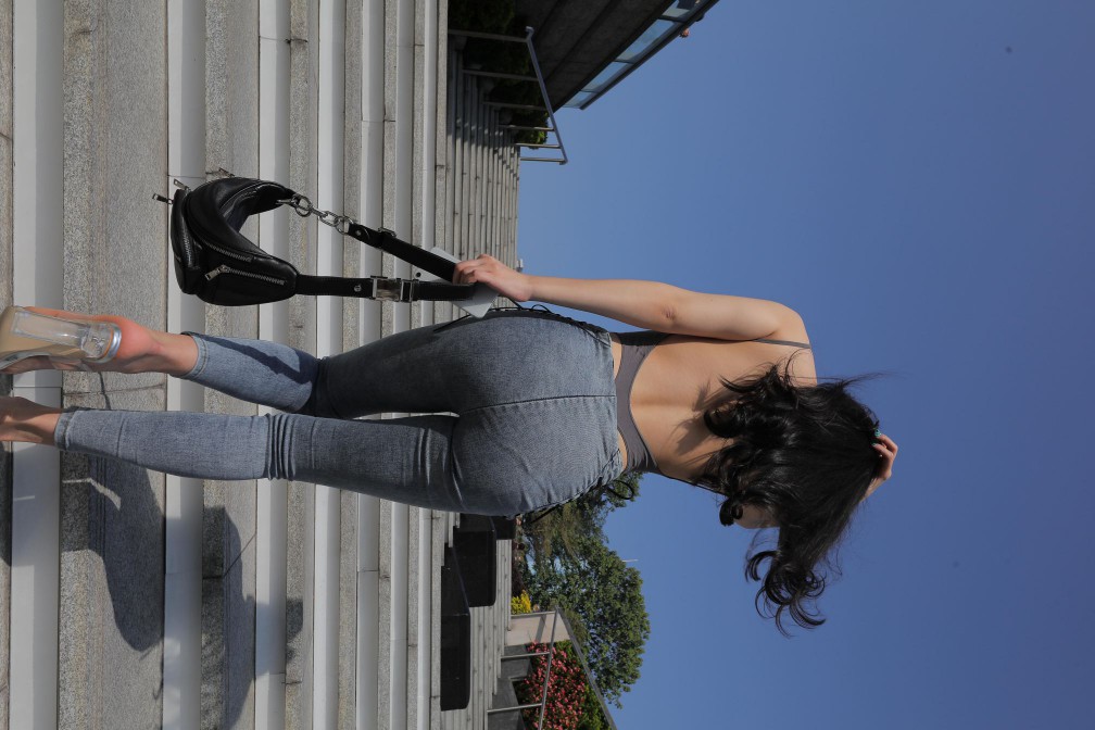 图片[2]-漂亮的紧身牛仔裤长发女孩【474P】00059-发街拍