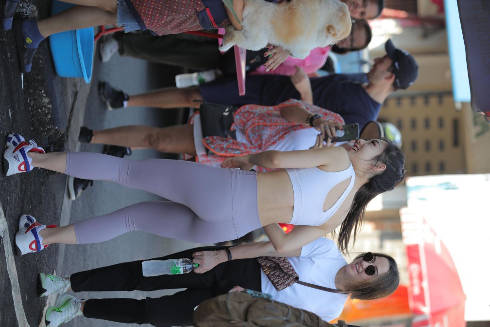 图片[4]-逛商场买东西的瑜伽裤老师【666P】00012-发街拍