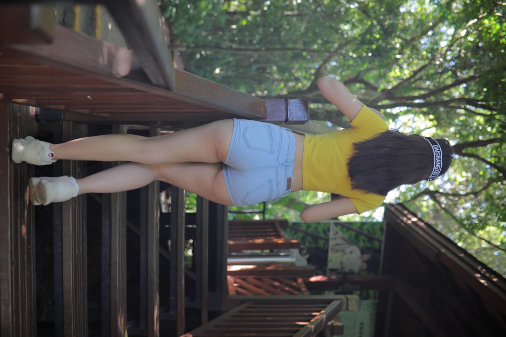 图片[5]-在户外散心的紧身牛仔短裤女孩【536P】00048-发街拍