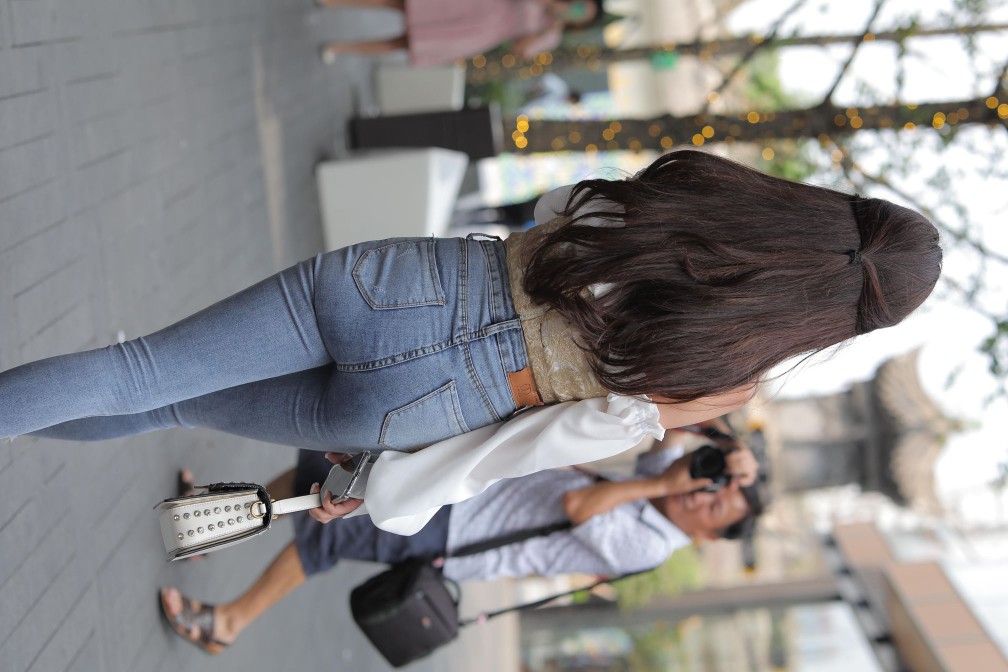 图片[4]-长相甜美的紧身牛仔裤姑娘【114P】00038-发街拍