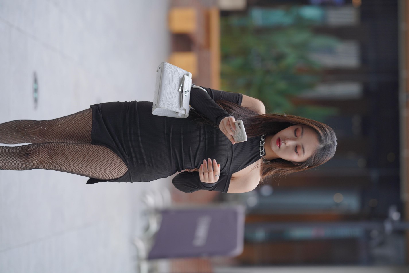 图片[3]-非常妩媚的网格丝袜女孩【186P】00037-发街拍