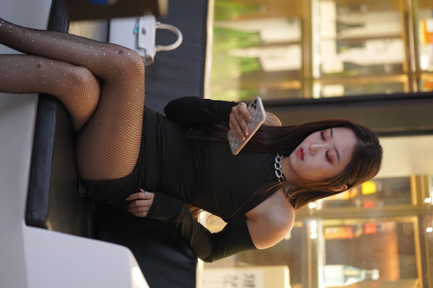 图片[5]-非常妩媚的网格丝袜女孩【186P】00037-发街拍