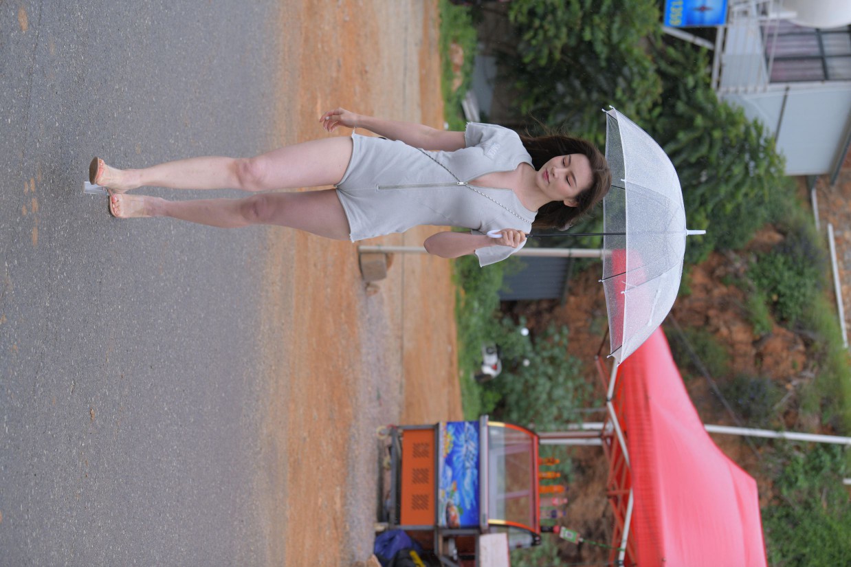 图片[4]-阴雨天在海边骑车的长发女人【156P】00044-发街拍