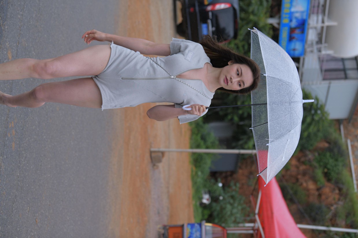 图片[5]-阴雨天在海边骑车的长发女人【156P】00044-发街拍