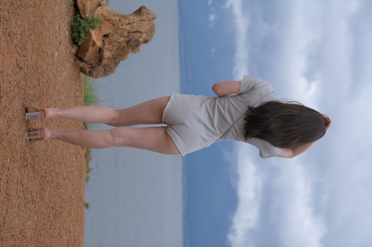 图片[5]-在海边开跑车的连衣短裤女孩【390P】00030-发街拍