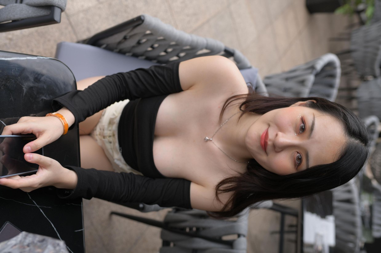 图片[3]-白色短裤的女生笑的很开心【177P】00035-发街拍