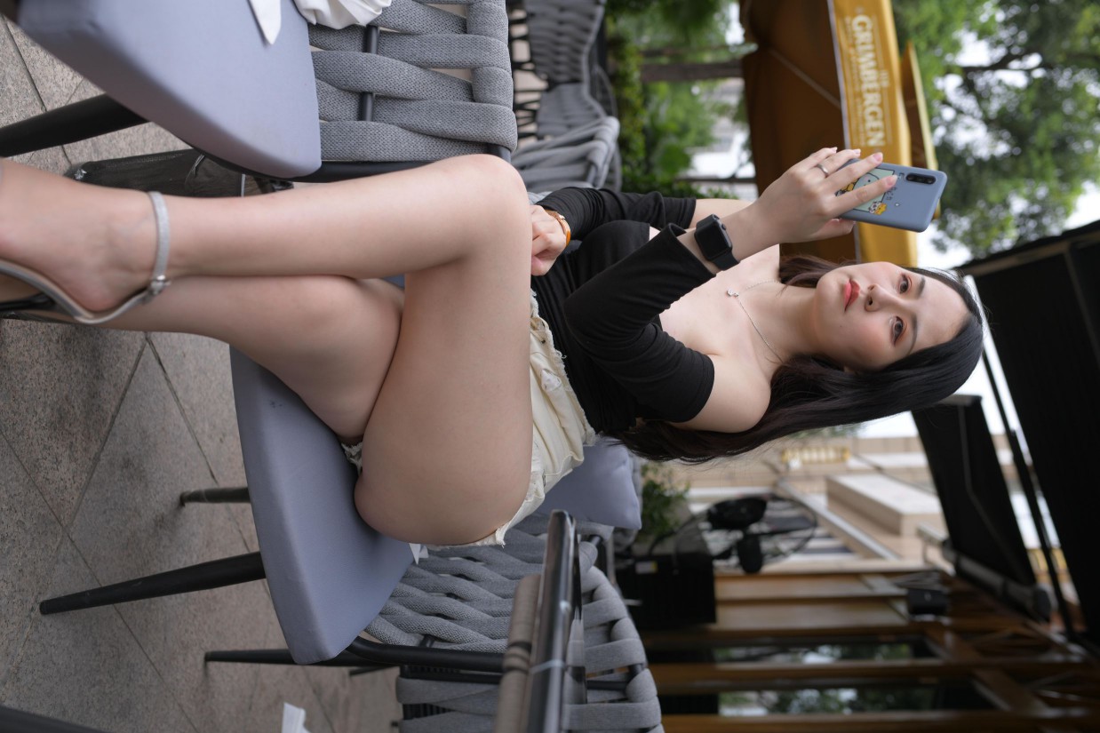 图片[4]-白色短裤的女生笑的很开心【177P】00035-发街拍