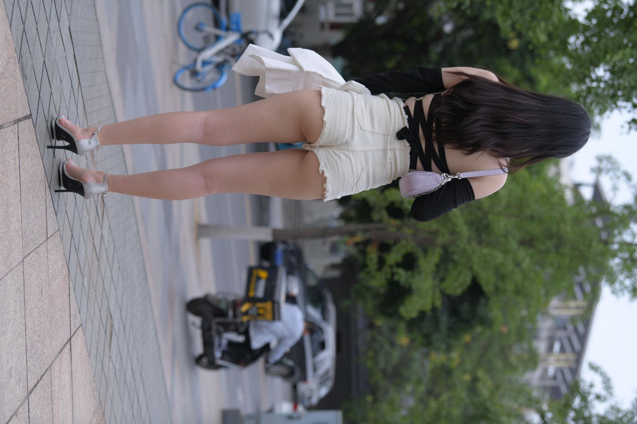 图片[5]-白色短裤的女生笑的很开心【177P】00035-发街拍