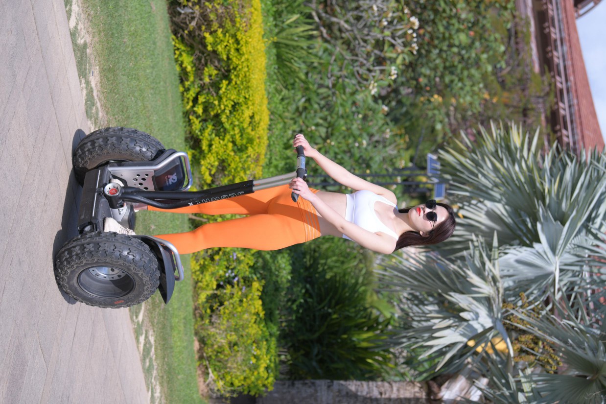 图片[3]-骑着平衡车的橘黄色瑜伽裤妹妹【620P】00054-发街拍