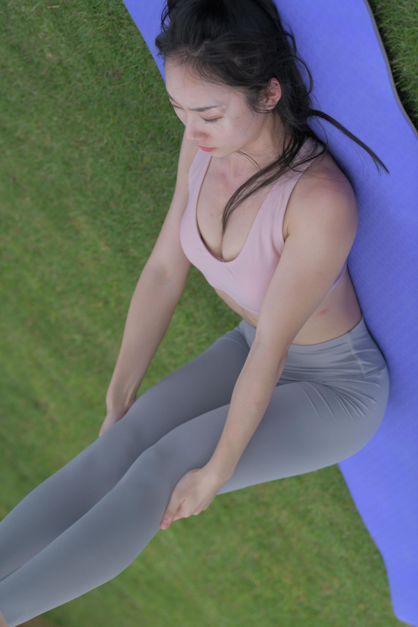 图片[3]-在户外草地上练瑜伽的高马尾女生【235P】00056-发街拍