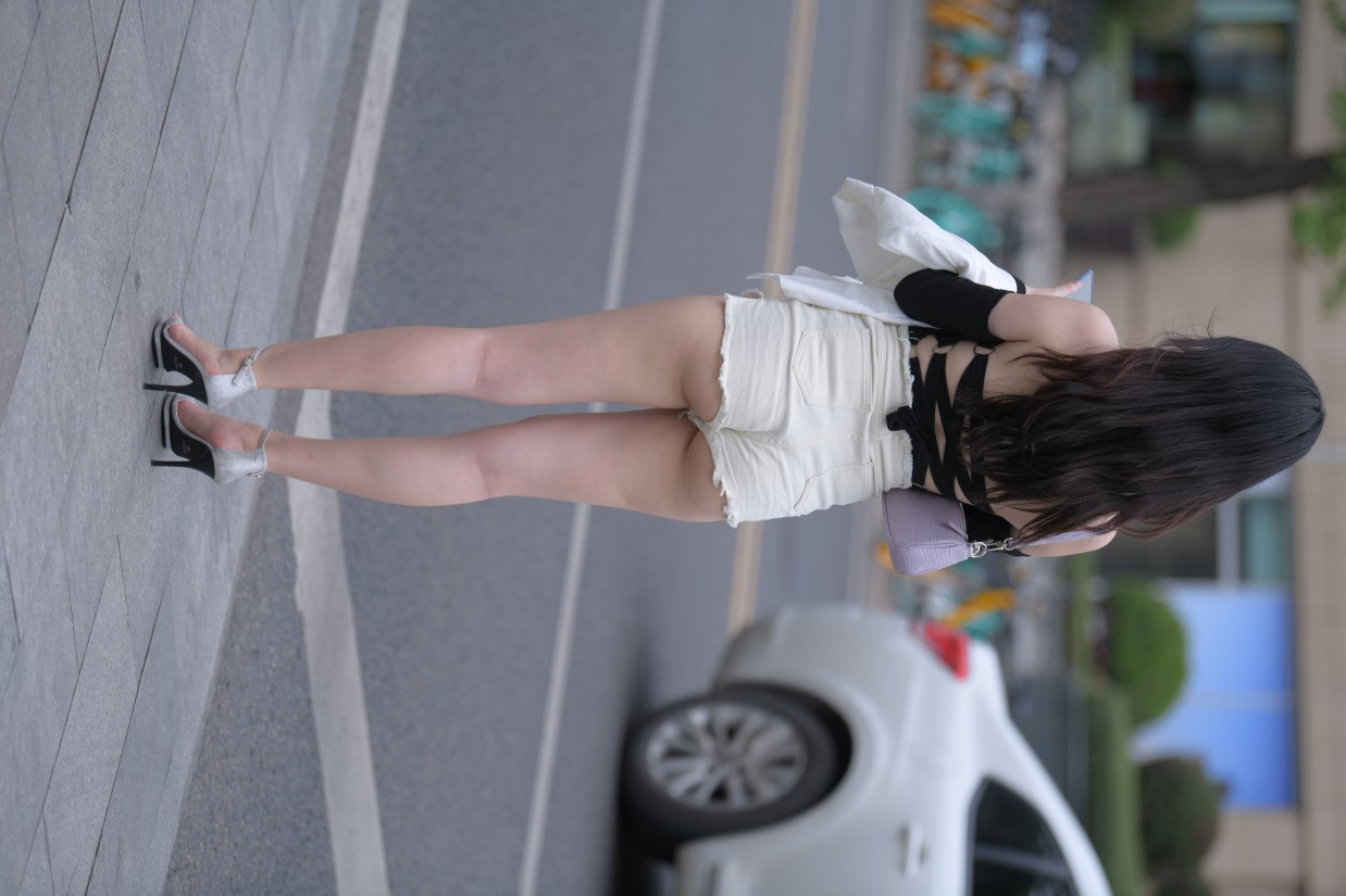 图片[2]-长发飘飘的白色热裤美丽女孩【49P】00029-发街拍
