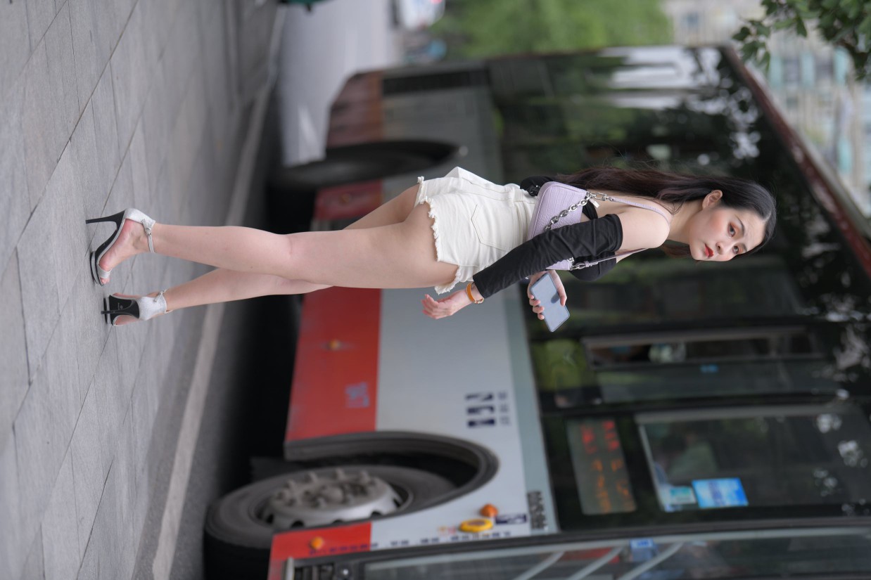 图片[3]-长发飘飘的白色热裤美丽女孩【49P】00029-发街拍