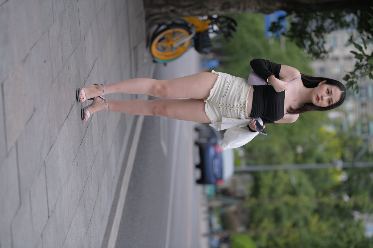 图片[4]-长发飘飘的白色热裤美丽女孩【49P】00029-发街拍